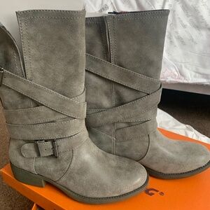 Rocket Dog boots 6 gray, PU never worn!!! Not emailing pics!!!